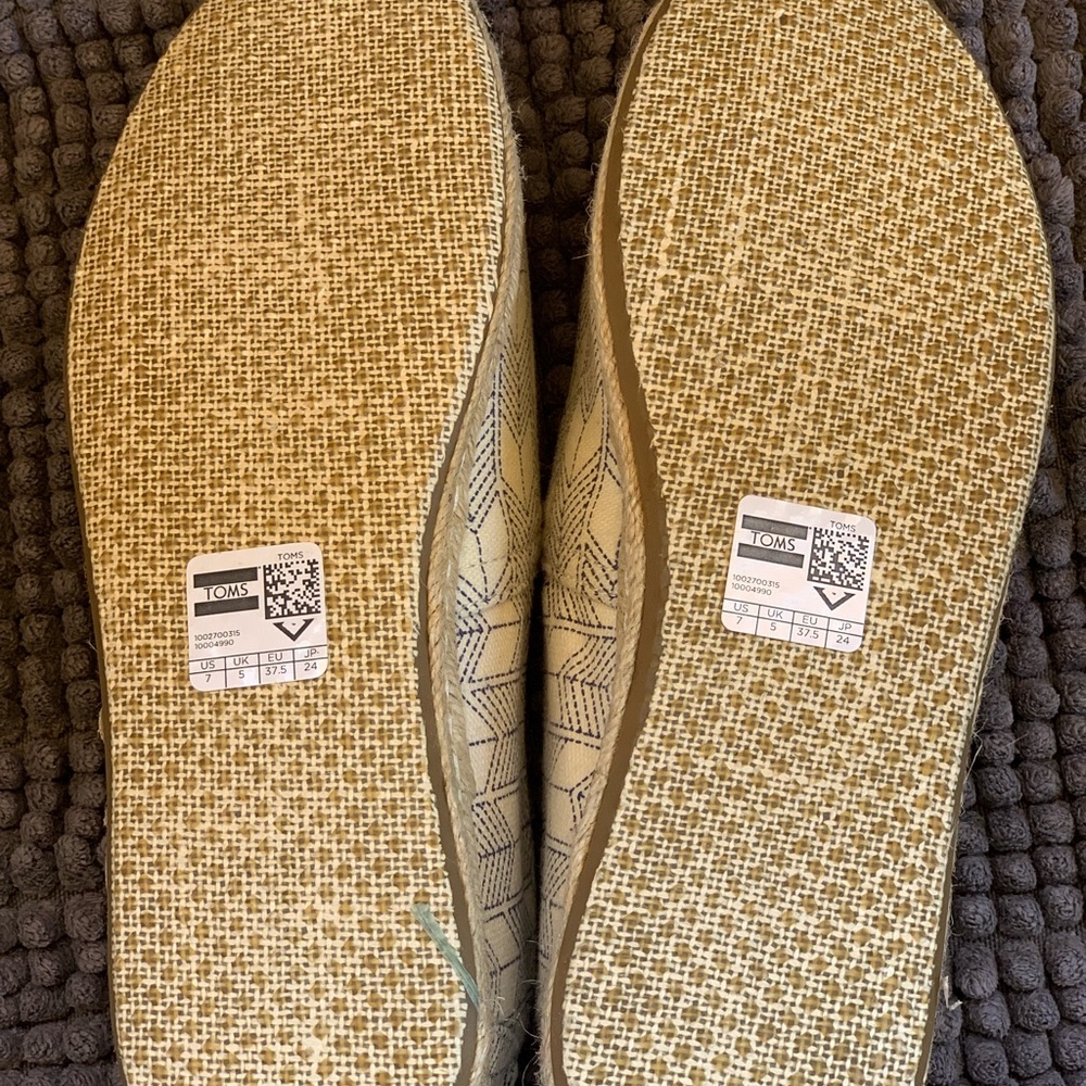 Toms - Picture 4 of 7